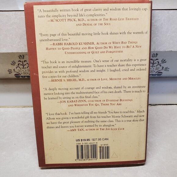 Tuesdays with Morrie : An Old Man, a Young Man and Life's Greatest Lesson - Picture 2 of 8